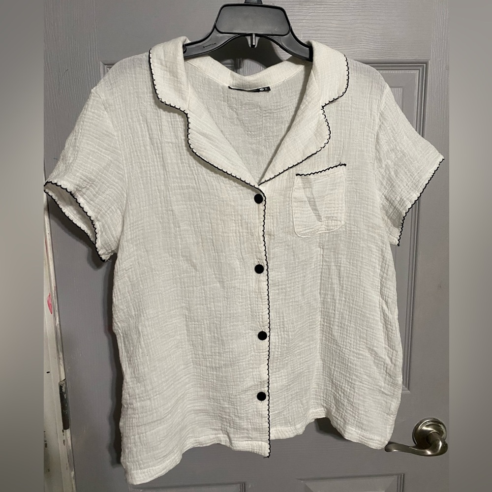 This is a night shirt it’s black and white